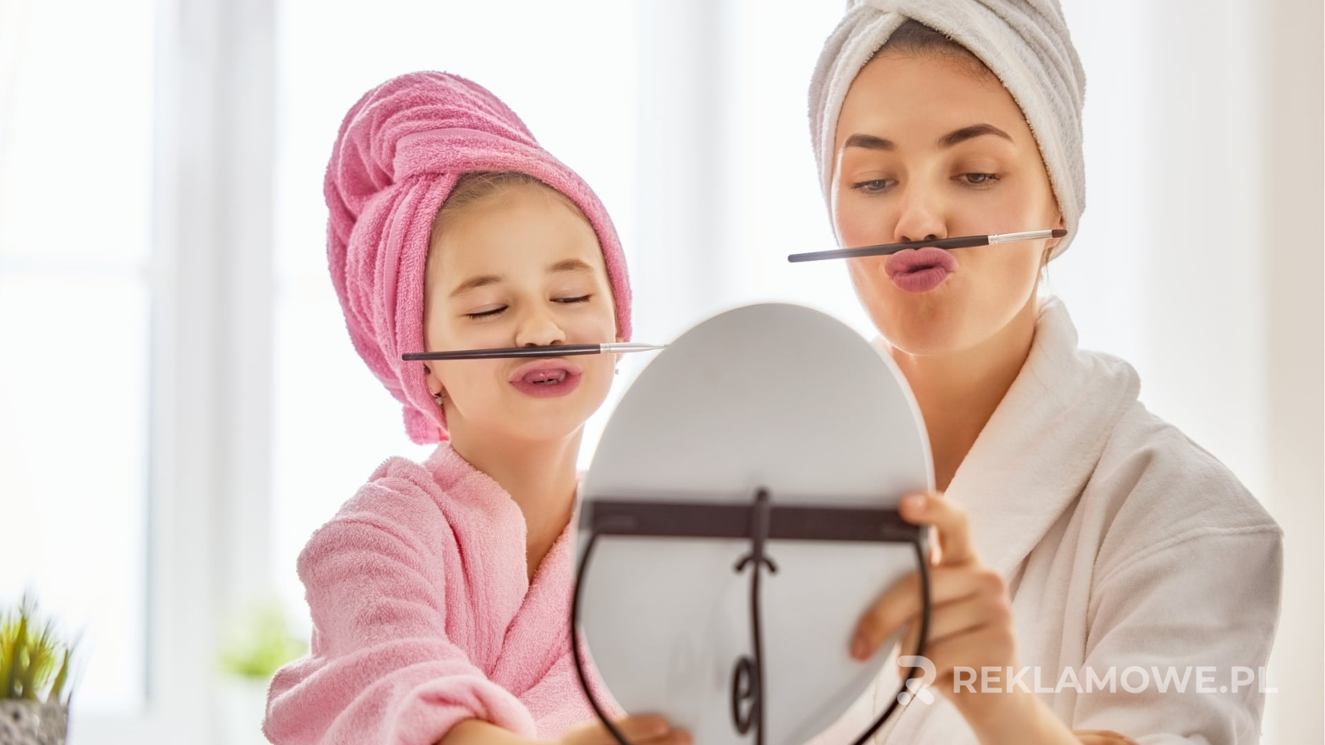 Lusterko reklamowe promujące firmę