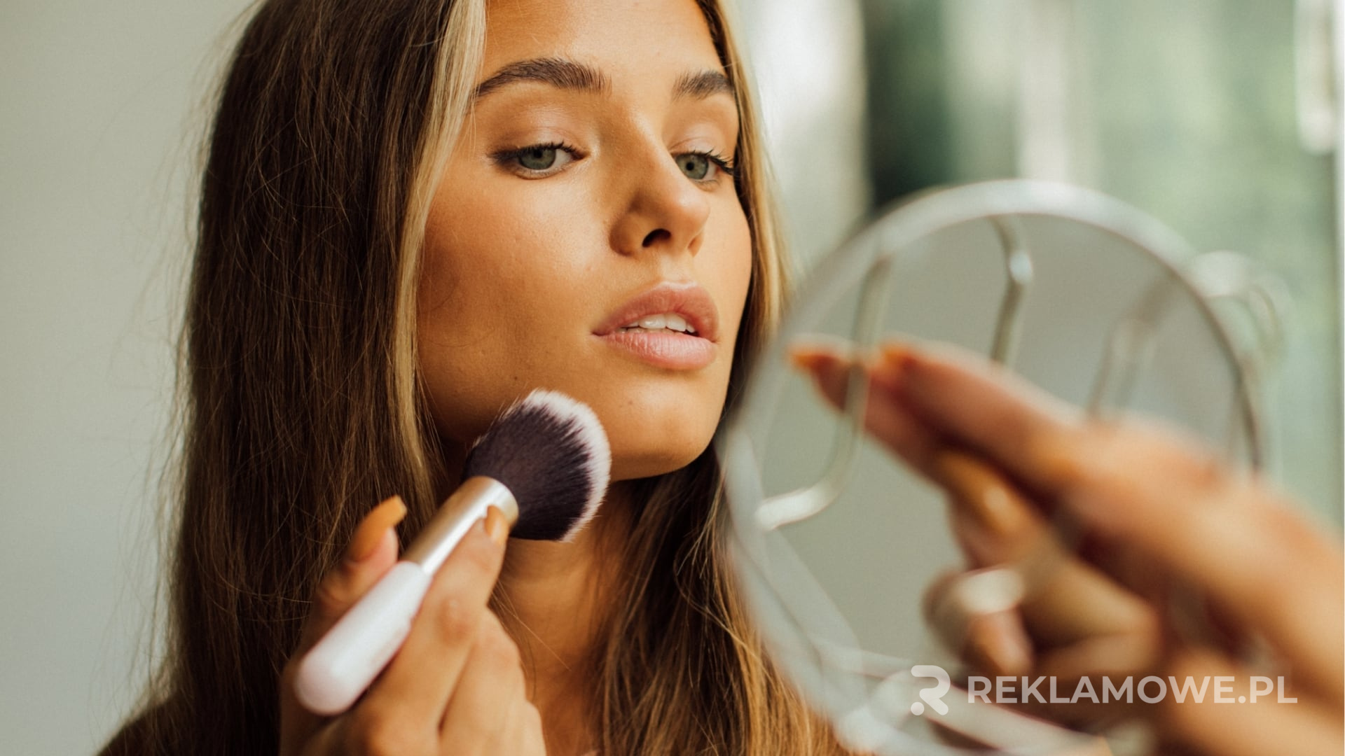 Przyszłość luster reklamowych Lustra reklamowe promujące różne marki