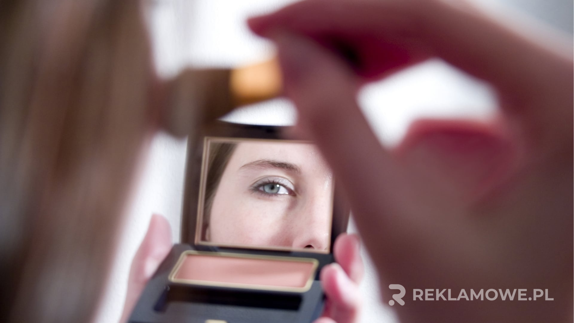 Innowacyjne wykorzystanie luster reklamowych w marketingu Innowacyjne lustra reklamowe w marketingu