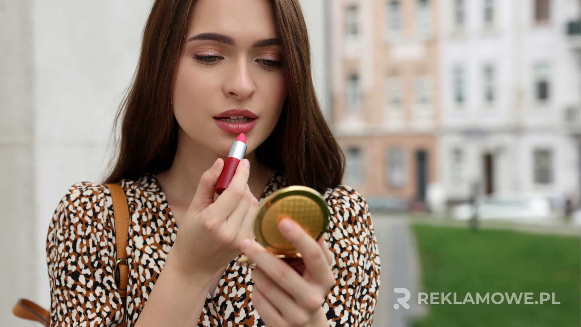 Jak prawidłowo montować lusterka reklamowe? Montaż lusterka reklamowego