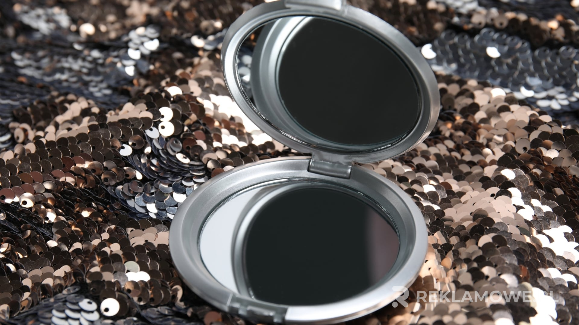 Lusterko reklamowe w dłoni klienta