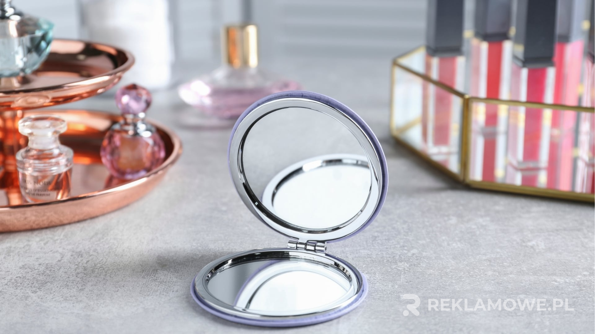 Porównanie Materiałów Używanych do Produkcji Luster Reklamowych Różne rodzaje luster reklamowych