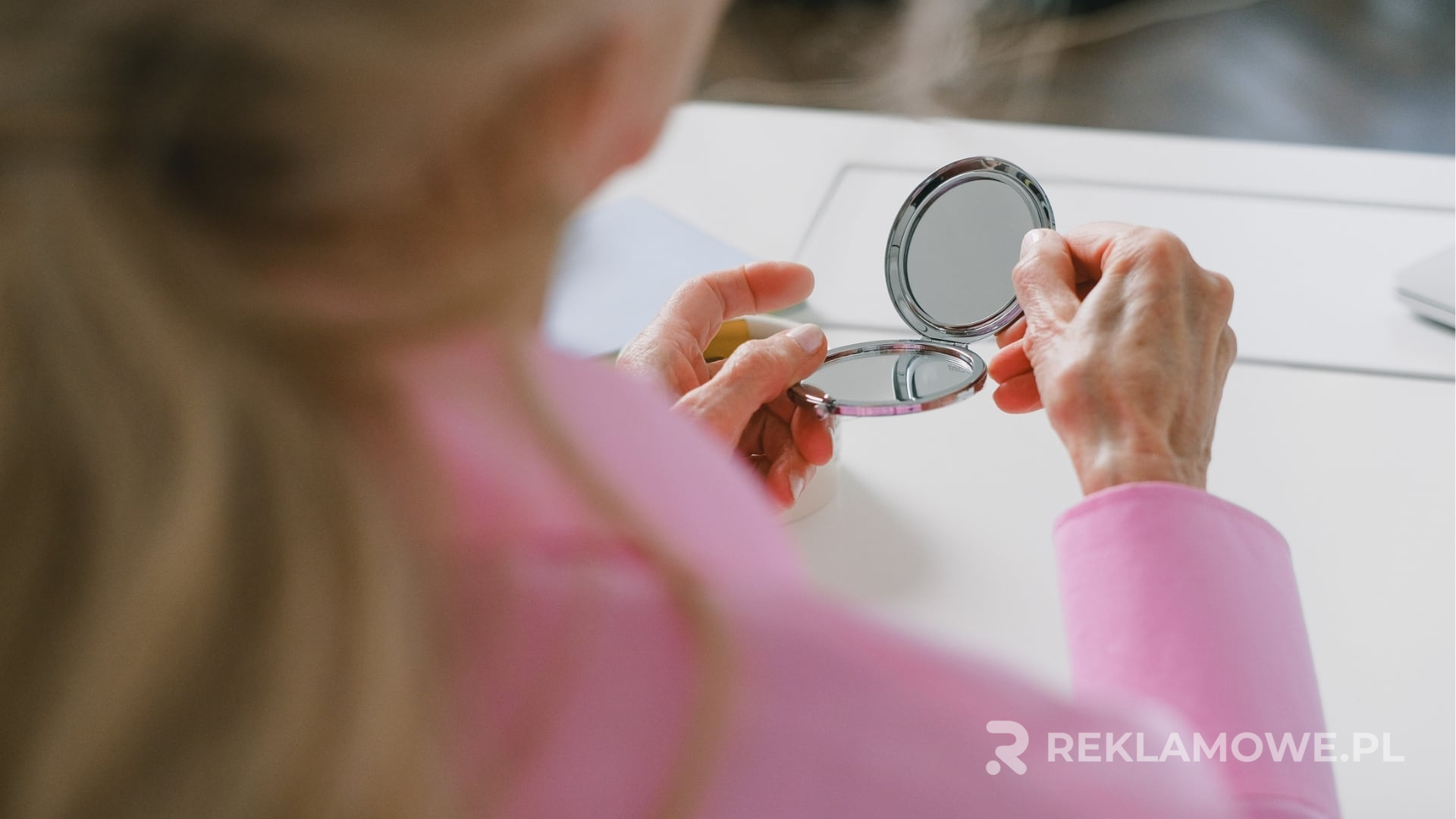 Lustro reklamowe z wyraźnym odbiciem